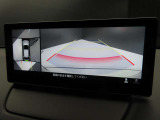 上空から俯瞰した映像で周囲の状況を確認出来る360&deg;ビューモニターです。大柄な車体ですが、これで狭い駐車場でも安心ですね。また、隠れたお子様やいつの間にか置かれたカートも確認出来ますね。