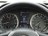 【メーターパネル】素早く車の情報が読み取れる、視認性に優れたシンプルなデザインのメーターパネルです。