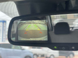 ミラーにバックモニター映し出します。