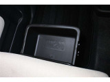 助手席シートアンダートレイ装備!色々収納でき室内もスッキリ!