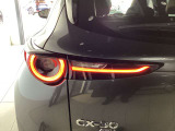 CX-30のテールランプは、マツダ特有の「魂動デザイン」に基づき、シャープで立体的なLED造形が特徴です。