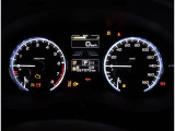 視認性に優れたメーターで、夜間走行も安心して運転できます!メーター内の光度調整機能も付いております!