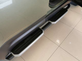 【フィックスドサイドステップ OP価格250,250円】マスト装備といっても過言ではないサイドステップ。車高が高いお車だからこそ女性の方でも乗り降りがしやすい仕様に!