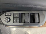 運転席からも操作可能な全席パワーウィンドウが装備されています。