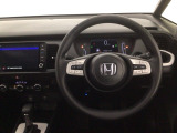 【ハンドル】運転にかかわる様々な操作を安全に行えるように視点移動が少なく操作性に配慮されたスイッチ類が凝縮されたコックピットです。