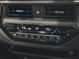 【オートエアコン】一度お好みの温度に設定すれば、車内の温度を検知し風量や温度を自動で調整。暑い&hellip;寒い&hellip;と何度もスイッチ操作をする必要はありません。快適な車内空間には必須の機能ですね♪