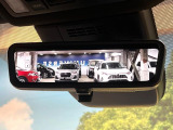 【デジタルインナーミラー】後席の大きな荷物や同乗者で後方が確認しづらい時でも安心!カメラが撮影した車両後方の映像をルームミラー内に表示。クリアな視界で状況の確認が可能です!