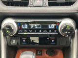 オートエアコンは温度を設定するだけで、自動で風量などを設定してくれます。運転しながら操作も必要ないので、安全性も向上します。