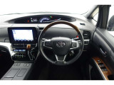 スポーティームード溢れる運転席周りですね。 クイックなドライビングに対応できるよな運転席回りになっています。 ドライブがますます楽しくなりますね!