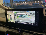 空から見たような映像で駐車ができるアラウンドビューモニター。ひと目でわかるセンサーに前後の衝突被害軽減ブレーキ付き。