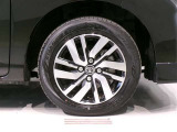純正のアルミホイール装着車です。タイヤサイズは165/65R14です。
