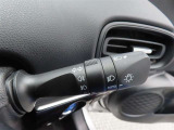 スイッチをオートに設定しておけば、車外の明るさに応じて自動的にヘッドランプを点灯・消灯します。夕暮れ時やトンネルの続く山道などを走行する時に便利なコンライトを装備しています。