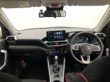 シンプルながら機能性あふれる運転席廻りです。視界性もよく、運転しやすいですよ。