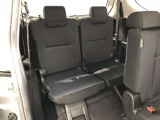 サードシートです。荷物が思ったより多くなった時や、大人数のドライブなど様々なシーンで対応が来ます。片方を畳んで荷物を載せたり、シートアレンジも自由自在。