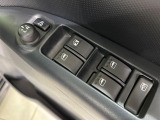【電動格納ミラー】サイドミラーは電動格納式となっており、狭い駐車場でもキズがつくリスクを抑えられます。