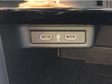 運転席中心部にタイプCのUSBソケットを2つ装備。スマートフォンの充電やApp Connectの通信が手軽に行えます。さらにワイヤレスチャージング機能も備えています。