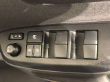 パワーウィンドのスイッチです。運転席に座りながら、助手席や後席の窓を開け閉めできるので大変便利ですよ。