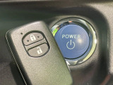 【スマートキー】カバンやポケットに入れたままでもドアの施錠・解錠が可能なスマートキーを装備。エンジンのオン・オフ時もカギを取り出す必要が無いからとっても便利です♪