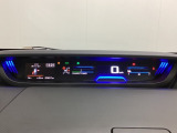 中央にデジタル表示のスピードメーターを配したハイブリット専用メーターになっています。左側のインフォメーション画面で燃費などの情報を確認できます。