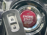 【Hondaスマートキー】カバンやポケットに入れたままでもドアの施錠・解錠が可能なスマートキーを装備。エンジンのオン・オフ時もカギを取り出す必要が無いからとっても便利です♪