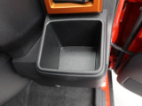 カップホルダーは運転席や助手席からちょうど手の届く位置です!!