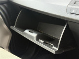 【グローブボックス】大容量のグローブボックスです!!車検証ケース他、日頃使う小物類の収納スペースもたくさんあります!