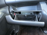 助手席前グローブボックス。色々な物の収納にお使い下さい