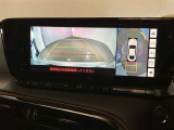 【パノラミックビュー&バックビュー】駐車時の安全確認をする為に車両上方からの映像と後方カメラからのを同時に表示しバックガイドも付いているのでバックの苦手な方でも安心して運転出来ますよ。