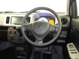運転席まわりです。 各操作スイッチは使いやすい位置に配置されてます。