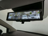 スマートルームミラーは、車両後方に設置されたカメラの映像を、ルームミラーに映し出すことで、死角をなくし、安全性を向上させることができます。また、夜間や雨天時でも、クリアな映像を映し出すことができます。