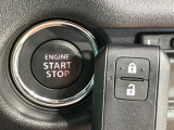 【キーレススタートシステム】カバンやポケットに入れたままでもドアの施錠・解錠が可能なスマートキーを装備。エンジンのオン・オフ時もカギを取り出す必要が無いからとっても便利です♪