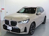 斜めのラインが入れられ、左右のリムが独立して光る大きなキドニーグリルも新型「X3」の個性を強める要素となっている。