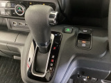 CVT車のセレクトレバーです。低速から高速まで、変速ショックのないスムーズな走りを実現するとともに、エンジン効率のよい領域を維持することで燃費にも貢献します。