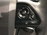 【ステアリングスイッチ】右です。ハンドルから手を離さず、運転に集中したまま手元でマルチインフォメーションディスプレイ内の表示切替などができます。
