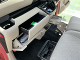 グローブボックスの他にも収納をご用意してます。車内をスッキリ見せることができます。