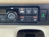 運転席/助手席シートヒーターで寒い日もすぐに温かくなり快適に過ごせます。2段階の温度調整が可能です