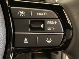 ハンドルにHondaセンシング系のクルーズコントロールやレーンキープアシストなどのスイッチが装備されています。ハンドルから手を離さず安全に操作できます。