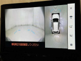 パノラミックビューモニターシステムが付いているので車の上から見た映像が確認できますよ。 一目で車両周辺の情報を確認できますが、直接安全をご確認下さい。