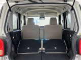 後部座席は分割可倒式です。広々とした荷室は、趣味の道具もたくさん入りますし、子育てママには、マザーバックやベビーカー、大きな買い物エコバックも入って便利です♪