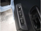 運転席及び助手席用パワーウィンドウスイッチ装備。