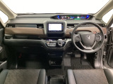 車内は光触媒抗菌消臭施工済です。スタイリッシュなデザインで暖かみのあるインパネ周りを演出します。グローブボックスやカップホルダーのほかにトレーなどたくさんの収納スペースが装備されています。