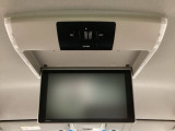 天井にリア席モニターが付いています。ナビゲーションで再生しているDVD等の映像を、後部座席の方にご覧いただくことができます。お子様にも大人気です。