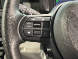 ステアリングにオーディオ操作スイッチが付いています。オーディオ画面に直接タッチしなくても操作が出来ますので、運転に集中できます。