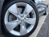 ●純正18インチアルミホイール:輸入車ならではの卓越した走りを支えるホイールと足回りです!日本車の走りに慣れている方にもぜひ体感して頂きたいほど、高いレベルでまとまっています!
