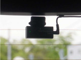 この車にはリアにもドライブレコーダーを装備しております◆映像・音声などを記録する自動車用の装置です。 もしもの事故の際の記録はもちろん、旅行の際の思い出としてドライブの映像を楽しむことができます。