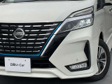 最新式はLEDヘッドランプですね。瞬時に明るい光が夜間の運転をグッと楽にしてくれますよ。