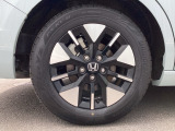 純正アルミホイールです。足元が引き立つので、車全体のイメージがアップしますよ