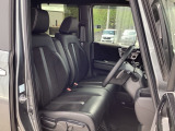 フロントシートはベンチシートです。ベンチシ―トは運転席と助手席の移動もスムーズ!狭い駐車場での乗り降りに便利です。