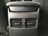 後部座席にもエアコン吹き出し口がしっかり装備されています。