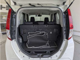 とても広々、大きな開口部の荷室スペースですね。 開口部広々だから、大きな荷物も楽々収納出来ちゃいますね。 荷物スペースは広いほうがいいですよね。